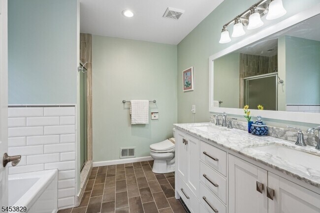 Building Photo - 55 Greenbrook Dr