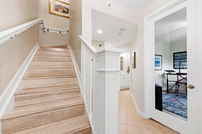 Building Photo - 11850 Valencia Gardens Ave