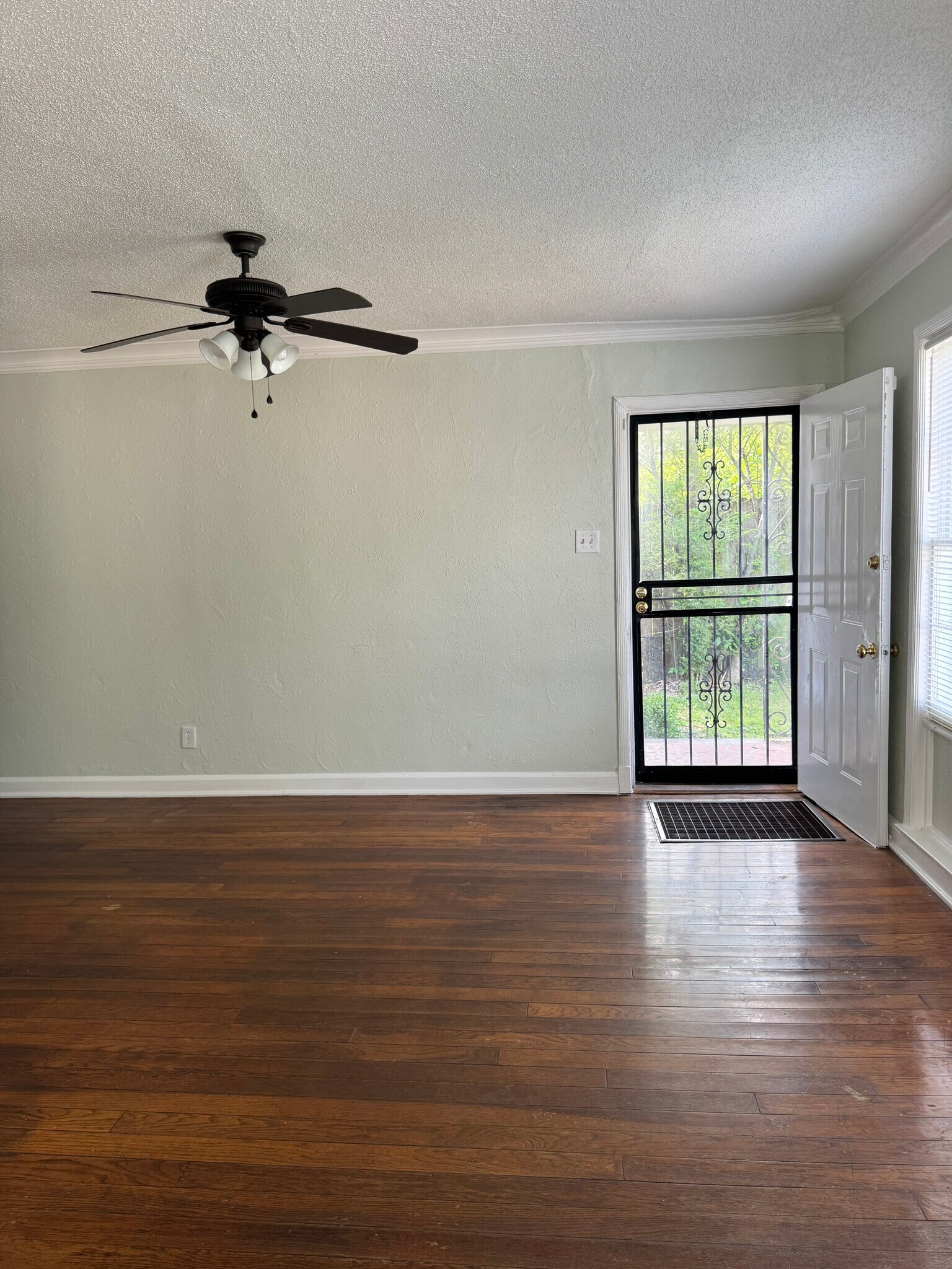 Living Area - 1543 Jackson Ave