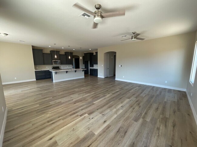 Building Photo - Gorgeous Ravines Home