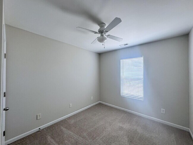 Building Photo - Spacious Three Bedroom Home in Churchill N...