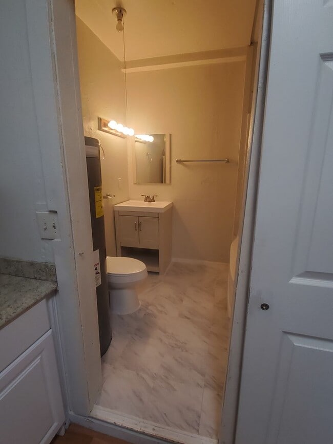 Building Photo - 2 Bedroom for Rent in Warden