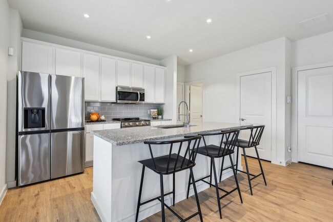 Building Photo - 615 Canvas Ave