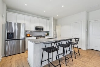 Building Photo - 615 Canvas Ave