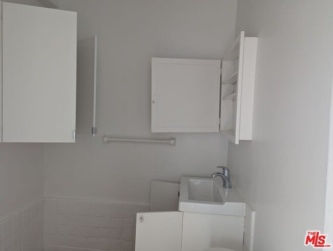 Building Photo - 634 S Gramercy Pl