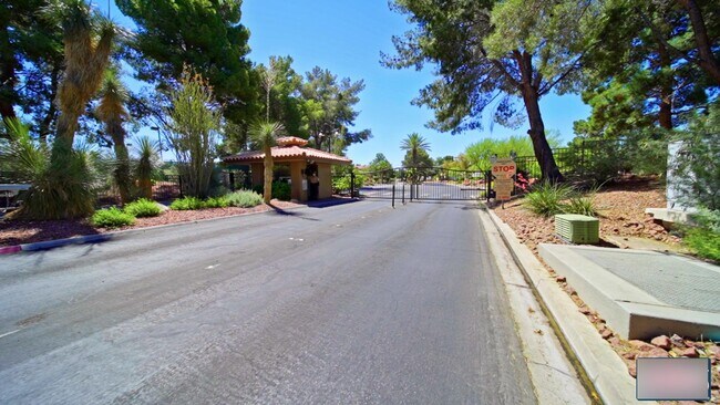 Building Photo - 2 BEDROOM 2 BATH IN NORTHWEST DOUBLE GATED GOLF COURSE COMMUNITY!