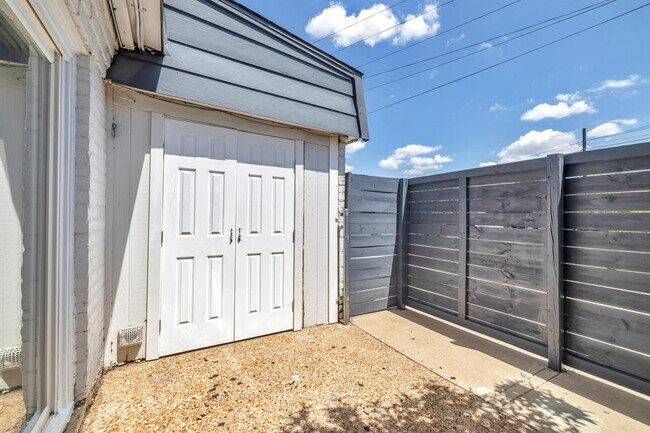 Building Photo - 2808 Skyway Cir
