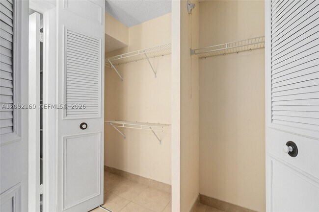Building Photo - 3670 Inverrary Dr