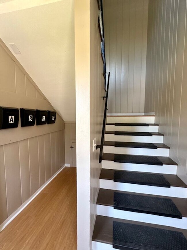 Building Photo - Fully Renovated Three Bedrooms Condo in South Windermere