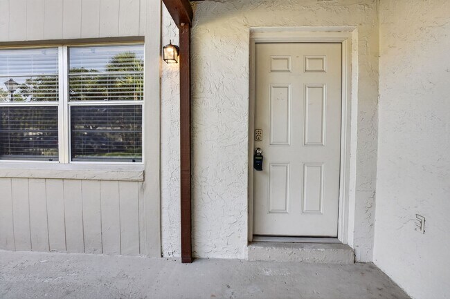 Building Photo - Well appointed 2/2  1st floor condo in beautiful Winter Garden. Available Now!