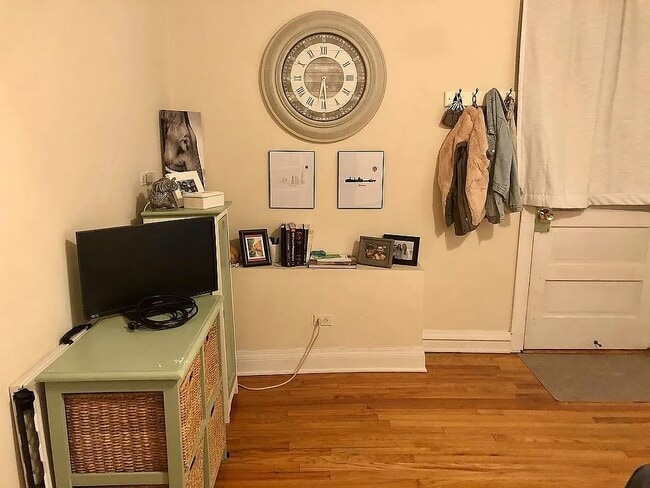 Building Photo - 3917 N Southport Ave