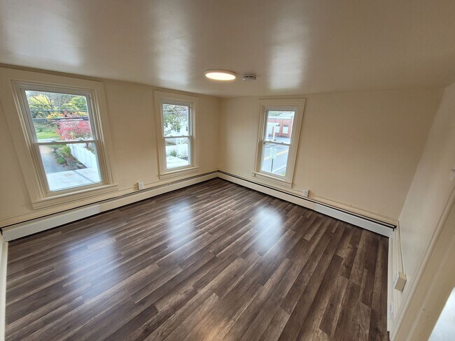 Building Photo - 103 Schoolhouse Rd