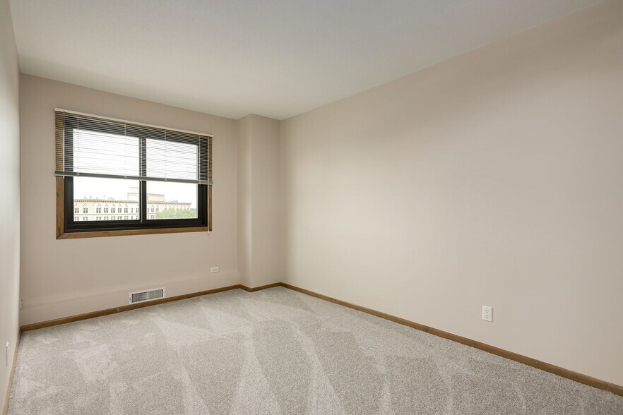 Building Photo - 410 Groveland Ave