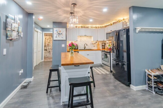 Building Photo - 5 Timberwood Dr