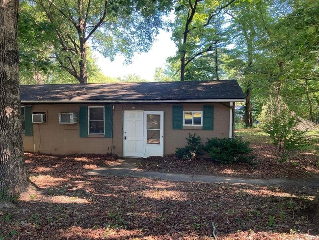 Building Photo - 2 bedroom, 1 bath available for rent!