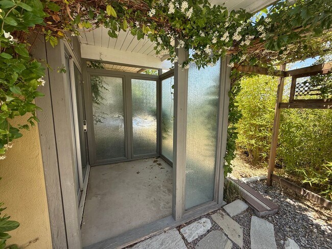 Building Photo - High Desert Retreat- 3 Bedrooms, 2 Bathroo...