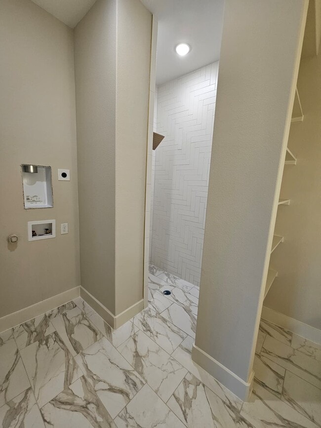 Building Photo - 390 Michael Ln