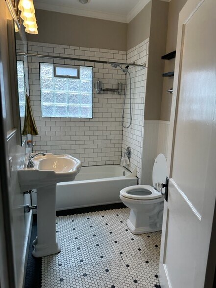 Full Bathroom - 1023 W Gardner St