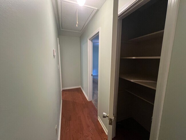 Building Photo - 3 bedroom 2 bathroom single level home in ...