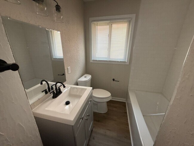 Building Photo - Freshly Renovated 3-Bedroom Home – Quality...