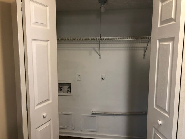 Building Photo - 2 Bedroom 1.5 Bath Townhouse