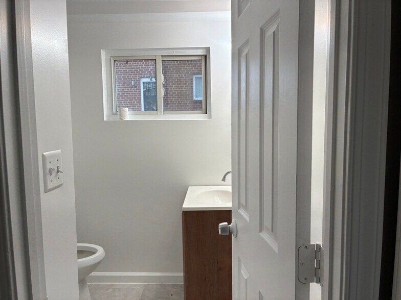 Building Photo - 574 49th Pl NE