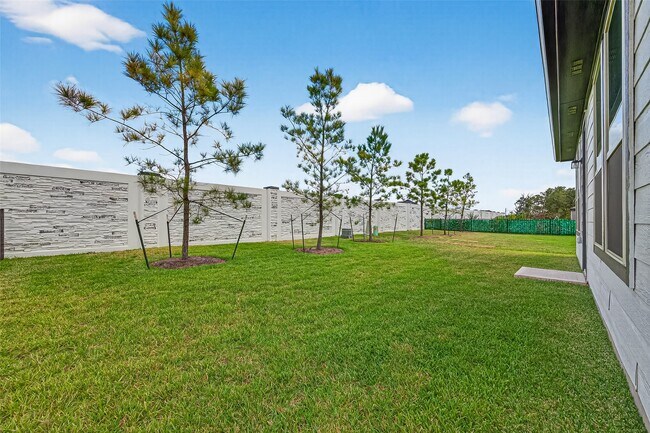 Building Photo - 8047 Prospect Dr