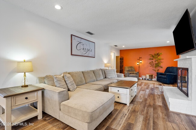 Building Photo - 6717 Lenczyk Dr