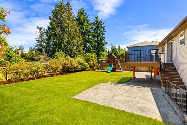 Building Photo - Crown Hill 3 Bedroom Daylight Basement Home