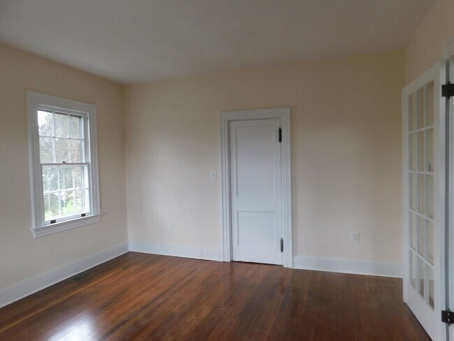 Building Photo - Fantastic mix of charm and updates!