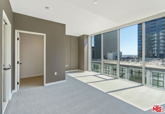 Building Photo - 1050 S Grand Ave