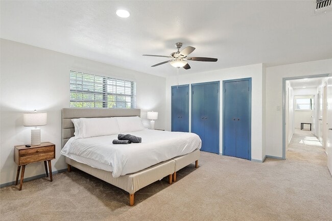 Building Photo - 7841 El Pensador Dr