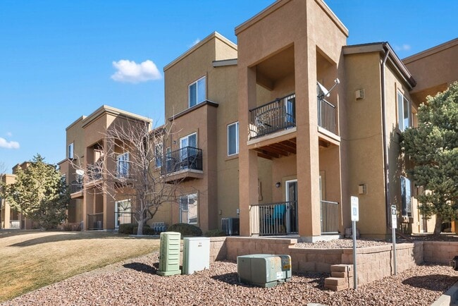 Building Photo - Immaculate 2 Bed 2 Bath Condo with Pikes Peak Views in D49!!!