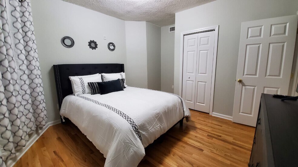 Building Photo - 2339 Main St