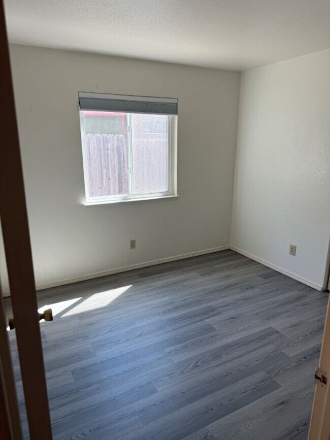 Building Photo - Modern 3 Bedroom 2 Bath One Story Browns Valley Vacaville *Star Rentals