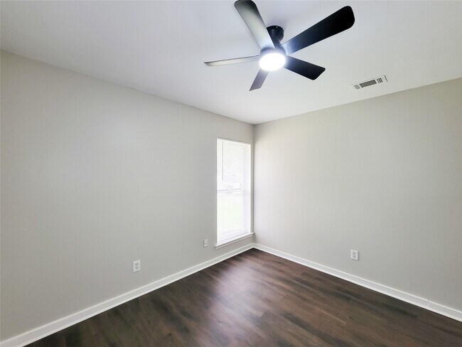 Building Photo - 6439 Oaknut Dr