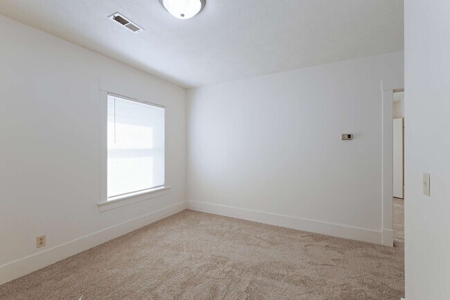 Building Photo - 1640 E ST-2