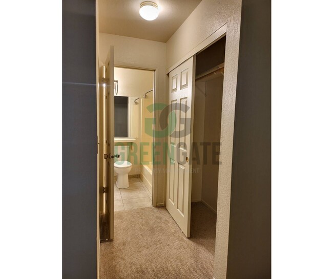 Building Photo - 2428 Woodvale Dr