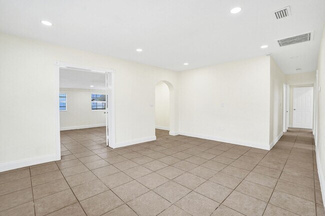 Building Photo - 4BR Corner Home (4th from FL Room) | No HOA | Large Fenced Yard | Move-In Ready