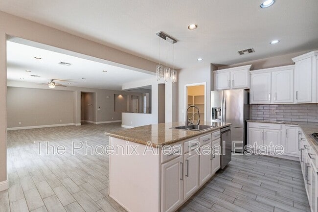 Building Photo - 2741 E Yellowstone Pl