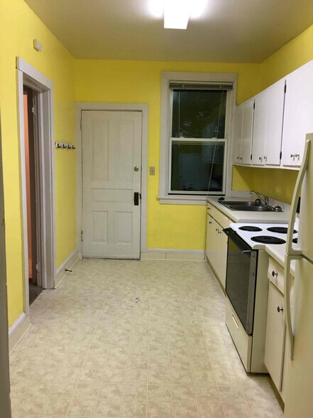 Building Photo - 1205 E 4th St