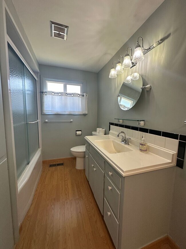 Building Photo - Three Bedroom Home in South Salem with Lar...