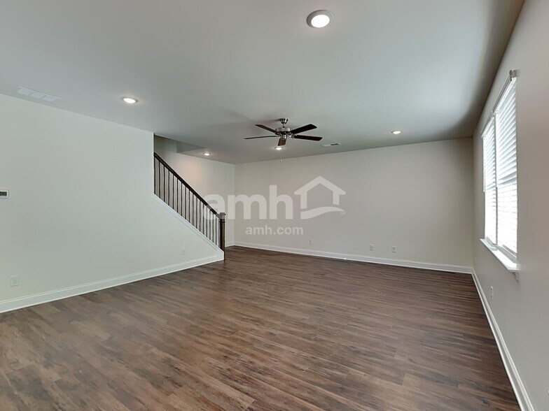 Building Photo - 168 Willow Ln