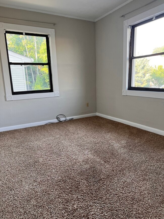 Building Photo - 2089 Pine Tree Dr
