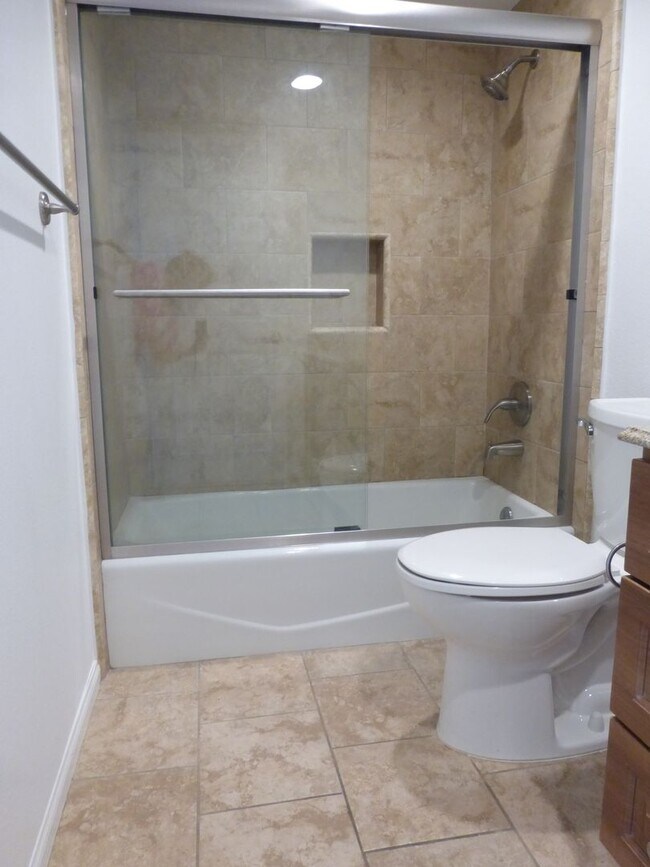 Building Photo - Large San Pedro Condo for Lease | 3 Bed - 2 Bath | 2 Garage Spaces