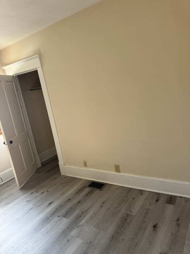 Building Photo - 3 Bedroom 1 Bath 2nd Floor Unit