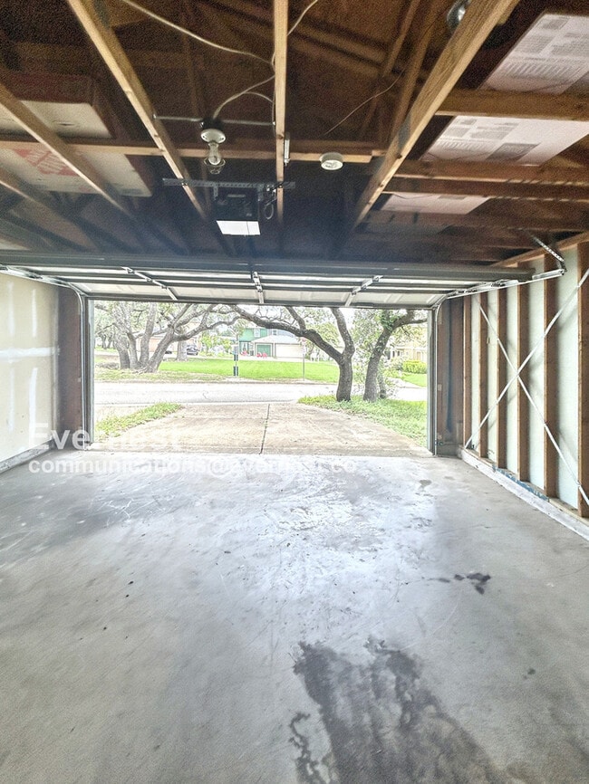 Building Photo - 6013 Negley