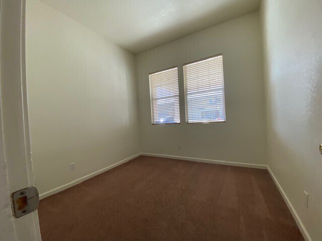 Building Photo - Charming 5 bedroom 2.5 bathroom home located in Natomas!