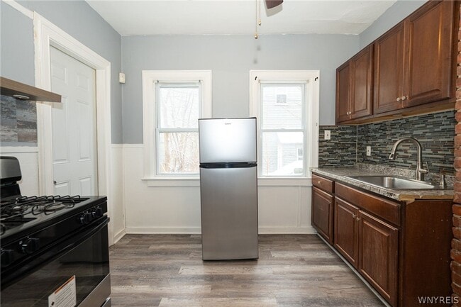 Building Photo - 11 Hoyt St