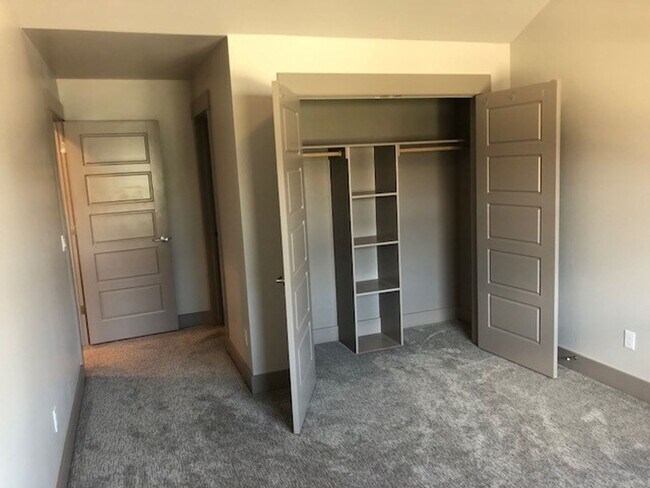Building Photo - Beautiful Well Lit Four Corners Condo